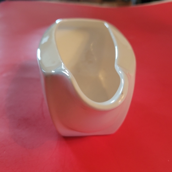 Elegant White Gravy Boat - Picture 3 of 6